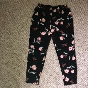 Floral patterned black flowy pants with pockets!!